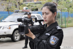 中国警察网女记者吃瓜,记录现场温情与感动